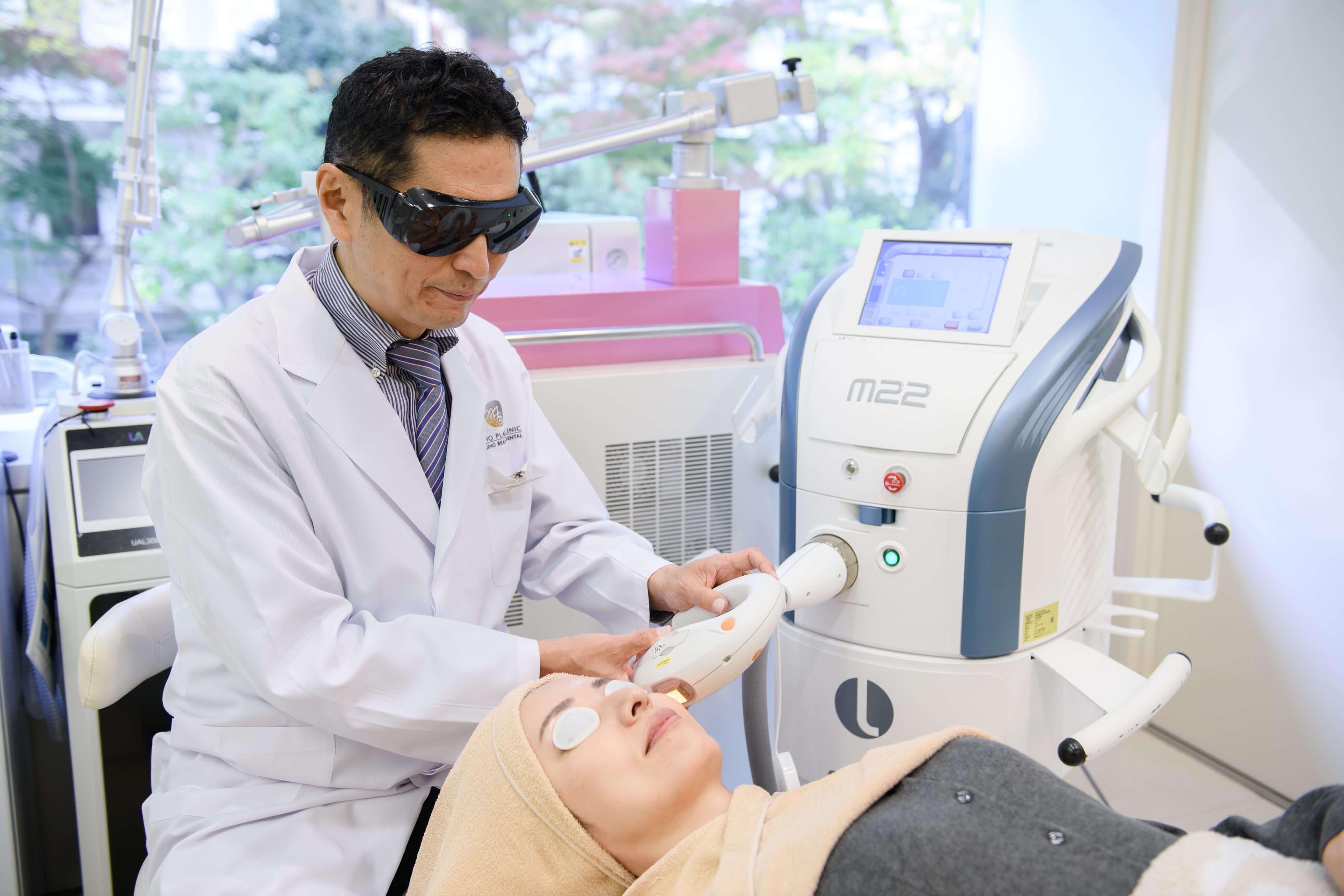 大学病院の日本形成外科学会認定形成外科専門医・日本皮膚科学会認定皮膚科専門医